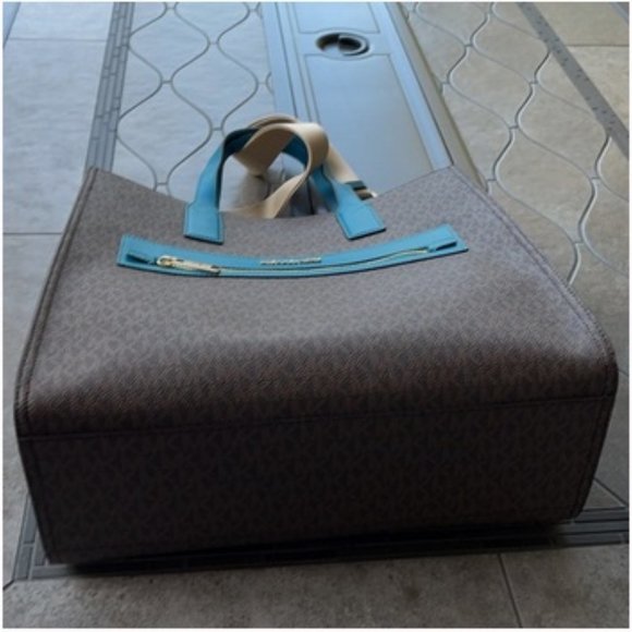 Michael Kors Kenly Large Tote - Picture 2 of 16